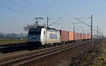 Mit einem Containerzug rollte 386 014 am 15.02.17 durch Rodleben Richtung Magdeburg.