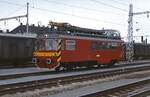 Dieseltriebwagen der CSD: An der Fahrzeugparade zum 150-jährigen Jubiläum der Eisenbahn auf dem Gebiet der Tschechoslowakei im Juli 1989 in Brno nahm auch der 1973 hergestellte Oberleitungs-Montagewagen 892 027-9 teil. Dass die Konstruktion aus der Reihe 810 abgeleitet wurde, ist unübersehbar.