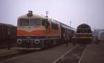 Bahnhof Jaromer am 25.6.1988
Diesellok 6790015 ist mit einem Sonderzug aus Prag angekommen. Man beachte
den gut besetzten Führerstand!