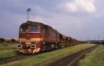 T 6791306  Sergej  stand am 21.6.1988 abfahrbereit mit einem langen Schotterwagen Zug im Bahnhof Bereich von Ceske Velenice.