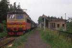 Haltepunkt Srby bei Nepomuk. Aus Plzen ist am 20.6.1988 gerade4 S 4990263 mit einem Personenzug eingetroffen.