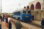 040-DO-322 (B'B', dh, Hersteller: Ganz-Mavag, Type: DHM-14, Fab.Nr.: 2028, Baujahr 1984) fährt im April 1999 mit einem Güterzug durch Bir Bouregba. (Fotoscan)