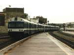 040-DK-108 und eine Steurwagen fahren ein auf Bahnhof Tunis Ville am 22-04-2002.