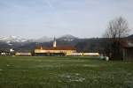 TX Logistik AG Der TXL Lokzug nach Kufstein, bestehend aus zwei 189 und drei 182, am 05.12.2009 vor dem Kloster Reisach bei Niederaudorf.