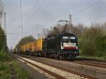 Die ES 64 U2-028 am 28.04.2010 mit dem DHL-KLV Zug ...