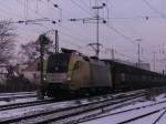 TX Logistik AG BR ES 64 U2-012 von TXL mit Autozug f�hrt am 27.01.2010 durch Regensburg.