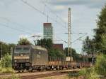 TX Logistik AG 185 566-7 angemietet von der TX Logistik zieht am 24.07.10 einen Leerpark Rungenwagen durch Hamburg-Unterelbe Richtung Hamburg-Waltershof.