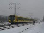 U-Bahn Berlin U-Bahn unter Strommasten. 6.1.2010, Biesdorf