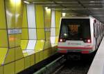 Reizvoller Kontrast: Zug der 80er Jahre in einem Bahnhof, inspiriert ...