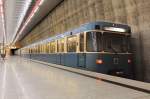 A-Wagen 7347 und ein weiterer stehen am 06.12.09 an der ...