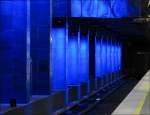 U-Bahnhof M�nchner Freiheit . Durch die neue Beleuchtung kommen die blauen ...
