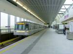 Zug der U2 f�hrt ...  Hr. Wien 04.10.2010