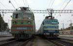 WL 80-1422 und WL 60-1074 warten am 5.9.2009 vor ihren Fernzügen im Hauptbahnhof Odessa auf die Abfahrt.