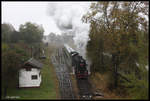 Bei strömendem Regen fuhr am 13.10.2016 L 3535 mit ihrem Sonderzug nach Rachiv im Bahnhof Deljatin aus.