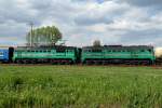 Die Doppellok 2M62U-0159 aus dem Depot Kobel zieht hier den Zug Rachiv-Kiew.
Bild vom 1 Mai 2015 im Bahnhof Kolomyja.