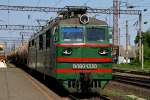 WL80-1330 mit ewig langem Anhang fährt durch den Bahnhof von Kirovograd am 12.05.2015