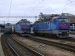Zwei Loks der Baureihe ChS4 und eine Lok der Baureihe VL 80T im Bahnhof Kiew Pass.
