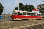 Wagen 5985 fährt vor dem Tram Depot in Kiew auf der West Seite des Dnjepr am 25.07.2016 vorbei.