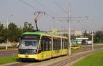 Als eines der jüngsten Fahrzeuge der Straßenbahn Lemberg nähert sich am prosp. Chervonoi Kalyny der  Electron  1183 der Haltestelle Rynok Shurav. (29.08.2018)