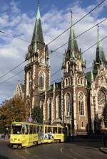 TATRA T4 mit der Nummer 1031 am 20.08.2015 in Lviv. Fotografiert bei der Stefan Bänder Strasse Ecke Gorodotschka Strasse. Ein häufiges Stadtbild in Lviv, eine Kirche im Hintergrund.Glück hat man immer wenn gerade kein Autos durchs Bild fahren, oder sonst welches Gerümpel im Weg ist.