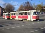 Strassenbahn Saporoshje. Tatra T4 Wagennummer 346 und 347. Dort fahren noch viele schöne alte Tatra Bahnen durch die Stadt. Auffallend ist, dass dort der Beruf Lokführer sehr oft von Frauen ausgeführt wird. An einer Kreuzung vor den Weichen wird kurz gestoppt, und die Richtung manuell mit einer Stange verschoben. Das ist für die Fahrer Routing und geht blitzschnell. Bild vom 06.11.2013