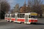 Strassenbahn Saporoshje. Tatar T6B5  Wagennummer 426 + 427. Dort fahren noch viele schöne alte Tatra Bahnen durch die Stadt. Auffallend ist, dass dort der Beruf Lokführer sehr oft von Frauen ausgeführt wird. An einer Kreuzung vor den Weichen wird kurz gestoppt, und die Richtung manuell mit einer Stange verschoben. Das ist für die Fahrer Routing und geht blitzschnell. Bild vom 06.11.2013