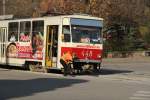 Strassenbahn Saporoshje. Tatar T6B5 Wagennummer 448. Dort fahren noch viele schöne alte Tatra Bahnen durch die Stadt. Auffallend ist, dass dort der Beruf Lokführer sehr oft von Frauen ausgeführt wird. An einer Kreuzung vor den Weichen wird kurz gestoppt, und die Richtung manuell mit einer Stange verschoben. Das ist für die Fahrer Routine und geht blitzschnell. Bild vom 06.11.2013