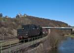 Ulmer Eisenbahnfreunde 50 2740 (UEF) mit Fotog�terzug am 6. April 2010 unter der Ruine Kasselburg bei Pelm.