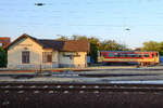 Ein zweiachsiger Dieseltriebwagen Typ Bzmot auf dem Bahnhof Kecskemét. (August 2013)