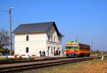 Renoviertes Bahnhofsgebäude und neulackierte Triebwagen in Szany-Rábaszentandrás. Die Übergabezeremonie war am Nachmittag des Aufnahmetages statt, aber der Morgenzug war schon mit diesem Fahrzeug.
117 268 (Bzmot), Szany-Rábaszentandrás, 26.03.2022.
