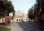 Die Auenfront des ungarischen Bahnhofes Szeged Palyaudvar im Sommer 2001.