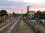 Die Gleisanlagen, mit Blick Richtung Zamárdi und der ehemaligen Autoverladerampe, am 03.06.2016 in Siófok.