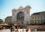 Die Frontansicht mit dem gigantischen Rundbogenfensters des Bahnhofes Budapest Kelti Palyaudvar im Sommer 2000.