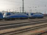 Gleich zwei Lokomotiven der Baureihe 1216 von Adria Transport und somit zwei Drittel der gesamten 1216er-Flotte dieses Unternehmens warteten am 15.11.2010 im ungarischen Hegyeshalom auf ihren nchsten