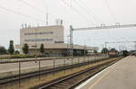 Das wie ein groer Betonklotz aussehende Bahnhofsgebude in Balatonfred, am 13.08.2022.