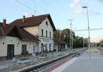 Das Bahnhofsgebude in Balatonkenese, am 10.08.2022.