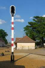 Ausgestelltes Signal (steht an keinem Gleis) im Bahnhof Dombrad, 23.