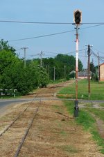 Einfahrtsignal vor der Station Gavavencsellö der 2009 stillgelegten Schmalspurstrecke von Nyiregyhaza nach Dombrad und Balsa, 29. ‎Mai ‎2016 