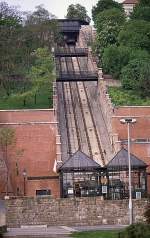 Blick auf die Standseilbahn in Budapest auf Budaer Seite. Sie beginnt unmittelbar 
am Nullpunkt in Budapest, einem Kreisverkehr, von dem aus die Kilometer Entfernungen in ganz Ungarn gemessen werden. Sie fhrt hinauf auf den Burgberg und
ist im Betrieb immer gegenlufig mit zwei Kabinen unterwegs.