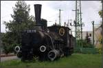 Die Dampflokomotive 326.136 der MV ist heutzutage ausgestellt beim Bahnhof von Debrecen; Foto aufgenommen am 18. Juni 2010.