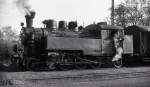 Im Bahnhof Diosjenö war man an Eisenbahnfreunde gewöhnt, hier posieren der Bahnhofsvorsteher und der Heizer der 375.1007 im Oktober 1978 für den Fotografen