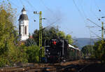 Die 424 247-er Dampfer mit einem Nostalgiezug von Budapest nach Szob bei der DUrchfahrt in Nagymaros. Kann man auch der Kirchturm von Nagymaros Im Hintergrund zu sehen.
02.10.2021.