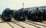 Blick in das Eisenbahnmuseum Budapest am 08.06.2011: links die 303.002, daneben die 424.365 und rechts die 411.118. Während die Reihe 303, eine Schnellzuglokomotive, von der nur zwei Exemplare 1951 in Dienst gestellt wurden, bereits 1962 als Splittergattung ausgemustert wurde, standen die 424 bis 1986 und die 411 bis Anfang der 1980er Jahre im aktiven Dienst.