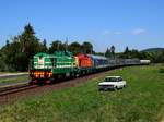 Die Lokomotive M40 219 und 408 224 (ex. M40 224) mit dem Zug 19792 bei der Durchfahrt in Hst. Balatonrendes. Das Auto ist ein FSO 125p, das das große Polski (polnische FIAT 125).
Balatonrendes, 01.08.2020.