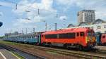 Mit einem Personenzug wartet 418 131 der H-START in Debrecen auf Ausfahrt, 26.6.2016

Video der Ausfahrt hier: http://www.bahnvideos.eu/video/ungarn~dieselloks~br-0-418-m41/20587/ausfahrt-einer-wendezug-nahverkehrsgarnitur-geschoben-von-418-131.html