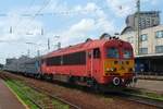Diesellok 418 130 der MAV-START mit einem Nahverkehrszug in Debrecen, 26.6.2016 