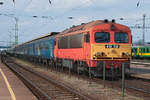 H-START 418 108 wartet mit dem R8906 im Bahnhof von Szombathely auf die Abfahrt nach Pecs. Die Aufnahme entstand am 09.04.2017.