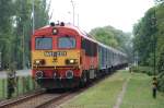 MAV 412171 jetzt auf dem Rckweg nach Balatonfred, kurz vor dem Bahnhof Badascony. Ein Sound...... (05.06.08)