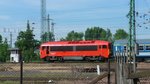 H-START 418-188 schiebt einen Intercity in den Bahnhof Nyiregyhaza, 29. ‎Mai ‎2016