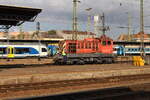 Am herbstlichen 18.10.2021 verschiebt die 448  421 im Bahnhof Budapest Keleti pu. einige Reisezugwagen vom und zum Bahnsteig.
Die M44 besitzt noch die alte MÁV Lackierung.